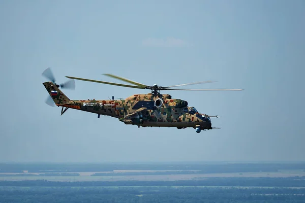 Mi-35p támadási helikopter a repülés közben, kilátás egy párhuzamos helikopterrel — Stock Fotó