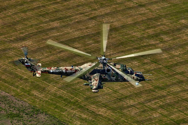 Kampfhubschrauber mi-35p im Flug, Blick aus einem parallelen Hubschrauber — Stockfoto
