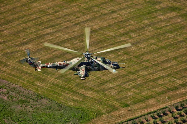 Helicóptero de ataque Mi-35P em voo, vista de um helicóptero paralelo — Fotografia de Stock