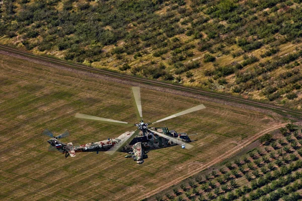 Επίθεση ελικόπτερο mi-35p σε πτήση, θέα από ένα παράλληλο ελικόπτερο — Φωτογραφία Αρχείου