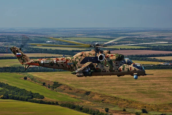 Mi-35p támadási helikopter a repülés közben, kilátás egy párhuzamos helikopterrel — Stock Fotó