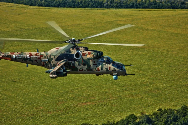 Mi-35p támadási helikopter a repülés közben, kilátás egy párhuzamos helikopterrel — Stock Fotó