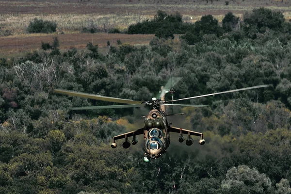 Elicottero d'attacco Mi-35P in volo, vista da un elicottero parallelo — Foto Stock