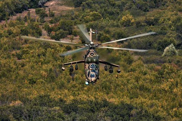 Атакующий вертолет Ми-35П в полете, вид с параллельного вертолета — стоковое фото