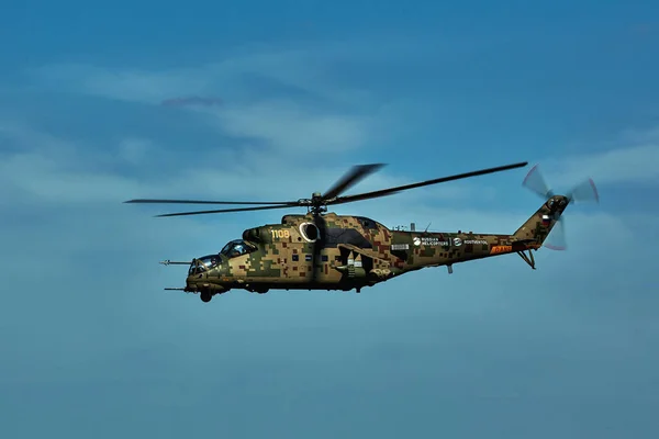 Mi-35p támadási helikopter a repülés közben, kilátás egy párhuzamos helikopterrel — Stock Fotó