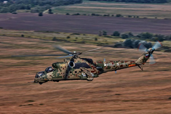 Elicottero d'attacco Mi-35P in volo, vista da un elicottero parallelo — Foto Stock