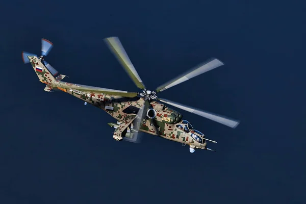 Mi-35p támadási helikopter a repülés közben, kilátás egy párhuzamos helikopterrel — Stock Fotó
