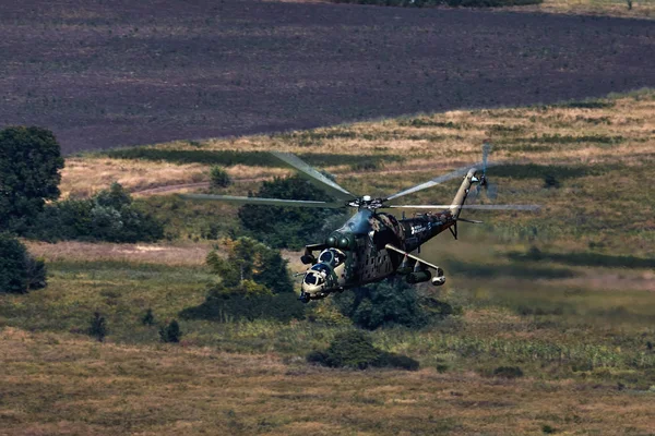 Elicottero d'attacco Mi-35P in volo, vista da un elicottero parallelo — Foto Stock