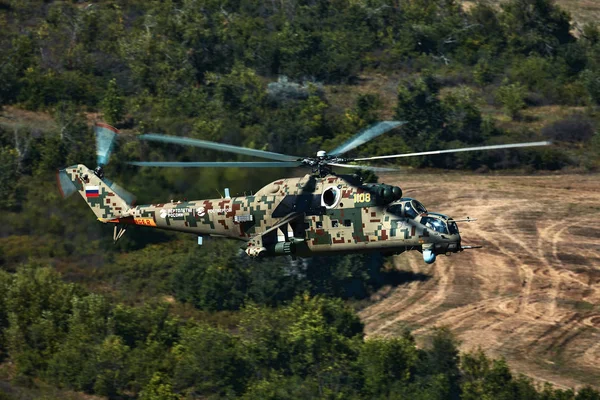 Атакующий вертолет Ми-35П в полете, вид с параллельного вертолета — стоковое фото