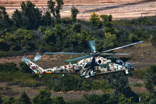 Elicottero d'attacco Mi-35P in volo, vista da un elicottero parallelo — Foto Stock