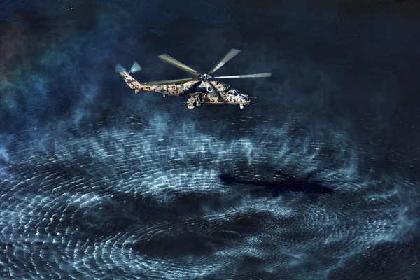 비행 공격 헬리콥터 Mi-35p, 병렬 헬리콥터에서보기 — 스톡 사진