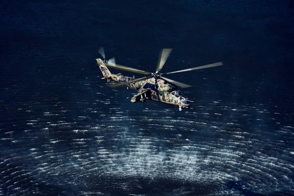 Helicóptero de ataque Mi-35P em voo, vista de um helicóptero paralelo — Fotografia de Stock