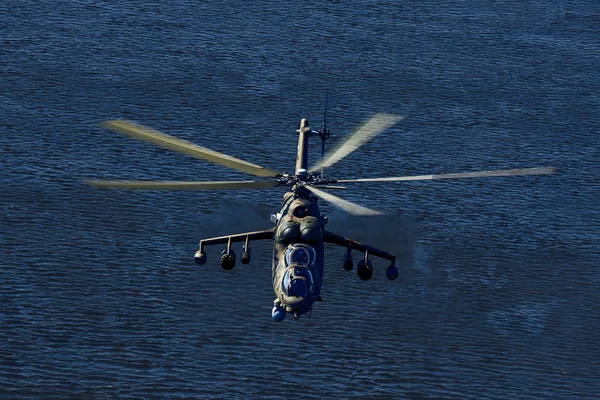 Hélicoptère d'attaque Mi-35P en vol, vue depuis un hélicoptère parallèle — Photo