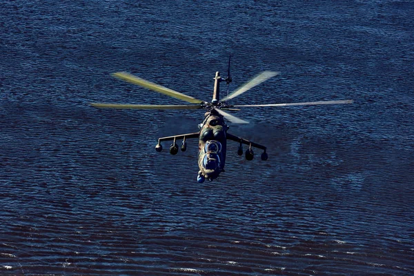 Hélicoptère d'attaque Mi-35P en vol, vue depuis un hélicoptère parallèle — Photo