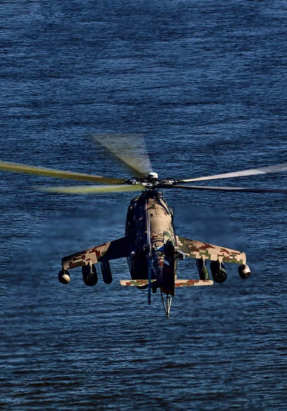 Elicottero d'attacco Mi-35P in volo, vista da un elicottero parallelo — Foto Stock