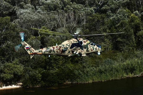 Elicottero d'attacco Mi-35P in volo, vista da un elicottero parallelo — Foto Stock