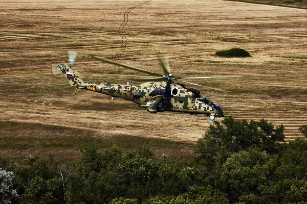 Elicottero d'attacco Mi-35P in volo, vista da un elicottero parallelo — Foto Stock