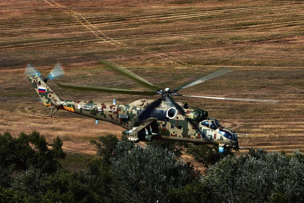 Elicottero d'attacco Mi-35P in volo, vista da un elicottero parallelo — Foto Stock