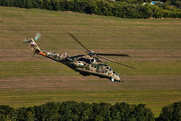 Elicottero d'attacco Mi-35P in volo, vista da un elicottero parallelo — Foto Stock