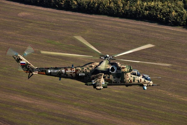 Elicottero d'attacco Mi-35P in volo, vista da un elicottero parallelo — Foto Stock