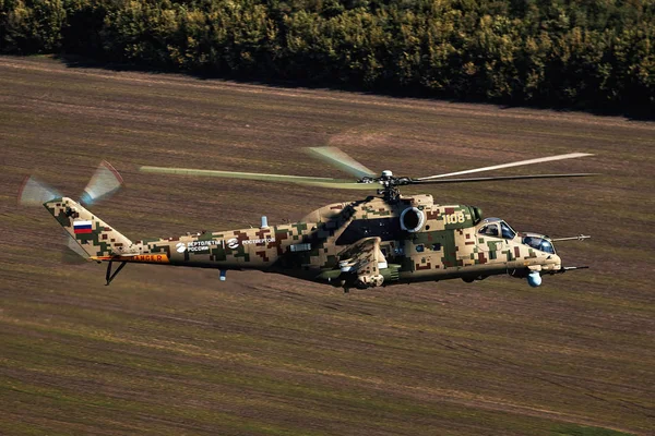 Elicottero d'attacco Mi-35P in volo, vista da un elicottero parallelo — Foto Stock