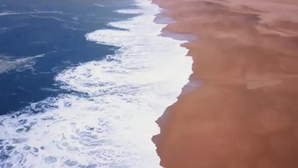 Πετώντας Πάνω Από Μια Αμμώδη Παραλία Κύματα Σπάνε Μια Αμμώδη — Αρχείο Βίντεο