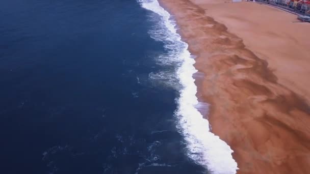 在沙滩上飞行 海浪在大西洋海岸的沙滩上停歇 空中俯瞰 Nazare 葡萄牙 — 图库视频影像