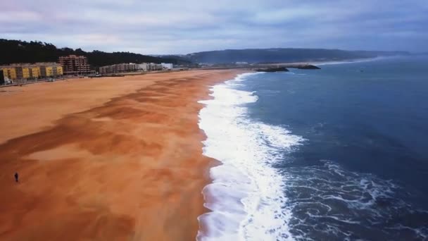 在沙滩上飞行 海浪在大西洋海岸的沙滩上停歇 空中俯瞰 Nazare 葡萄牙 — 图库视频影像