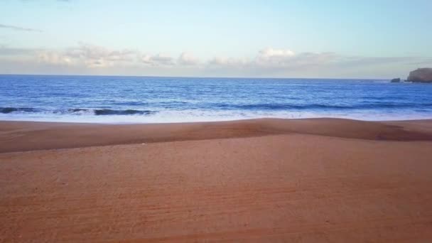 在沙滩上飞行 海浪在大西洋海岸的沙滩上停歇 空中俯瞰 Nazare 葡萄牙 — 图库视频影像