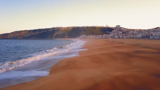 Vliegen Een Zandstrand Golven Breken Een Zandstrand Aan Atlantische Kust — Stockvideo