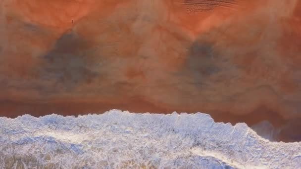 Fliegen Über Einen Sandstrand Wellen Brechen Einem Sandstrand Der Atlantikküste — Stockvideo