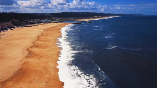 Vliegen Een Zandstrand Golven Breken Een Zandstrand Aan Atlantische Kust — Stockvideo