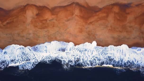 Volando Sobre Una Playa Arena Las Olas Rompen Una Playa — Vídeos de Stock