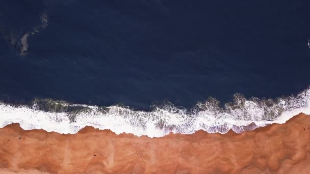 在沙滩上飞行 海浪在大西洋海岸的沙滩上停歇 空中俯瞰 Nazare 葡萄牙 — 图库视频影像