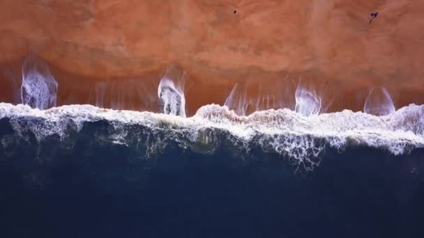 Kumlu Bir Sahilde Uçuyor Atlantik Kıyısında Kumlu Bir Sahilde Dalgalar — Stok video