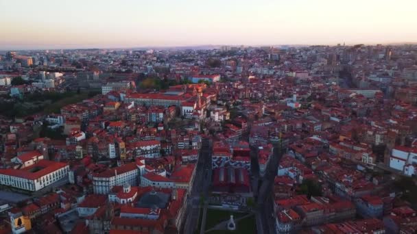 포르투 포르투갈 도시의 산책로를 공중에서 수있다 도시와 가로지르는 다리들의 — 비디오