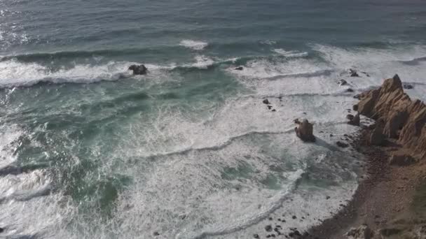 Niesamowity Widok Skały Błękitne Fale Oceanu Atlantyckiego Przylądku Roca Portugalii — Wideo stockowe