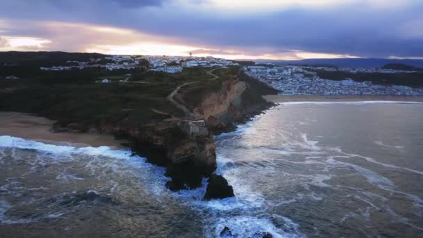 大西洋海岸上一个标志性的地方 大浪冲浪的圣地 位于葡萄牙纳扎尔市Zon North Canyon的纳扎尔河灯塔是欧洲海浪最大的地方 — 图库视频影像