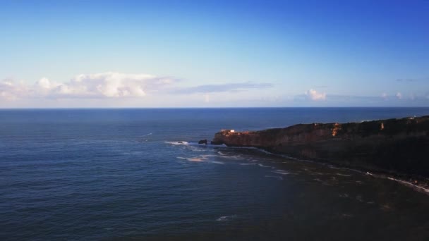 大西洋海岸上一个标志性的地方 大浪冲浪的圣地 位于葡萄牙纳扎尔市Zon North Canyon的纳扎尔河灯塔是欧洲海浪最大的地方 — 图库视频影像