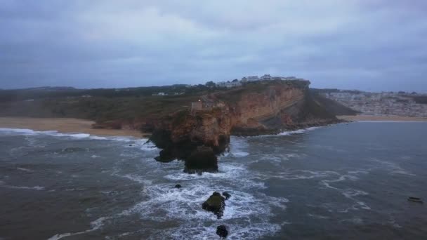 大西洋海岸上一个标志性的地方 大浪冲浪的圣地 位于葡萄牙纳扎尔市Zon North Canyon的纳扎尔河灯塔是欧洲海浪最大的地方 — 图库视频影像