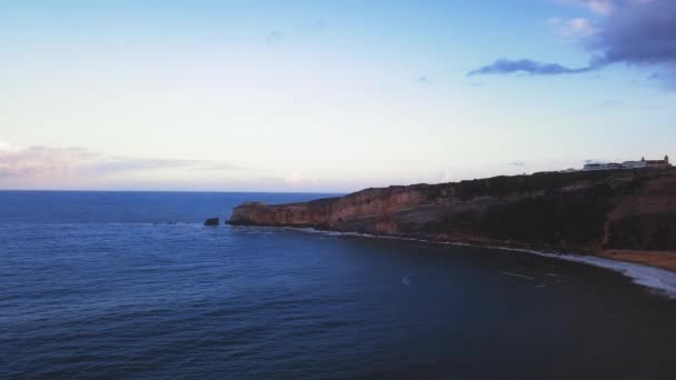 大西洋海岸上一个标志性的地方 大浪冲浪的圣地 位于葡萄牙纳扎尔市Zon North Canyon的纳扎尔河灯塔是欧洲海浪最大的地方 — 图库视频影像