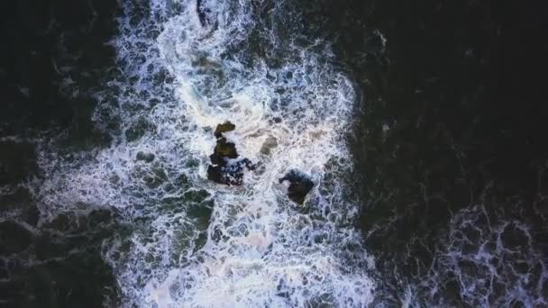 Κύματα Πέφτουν Πάνω Στα Βράχια Ένα Εμβληματικό Μέρος Στην Ακτή — Αρχείο Βίντεο