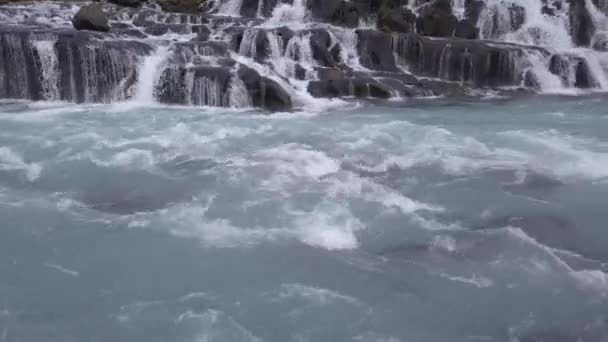 Hraunfossar瀑布 拉瓦瀑布Lava Waterfalls 从冰岛赫维塔河峡谷的熔岩场流下的瀑布 未分级的Dji Cinelike镜头 — 图库视频影像