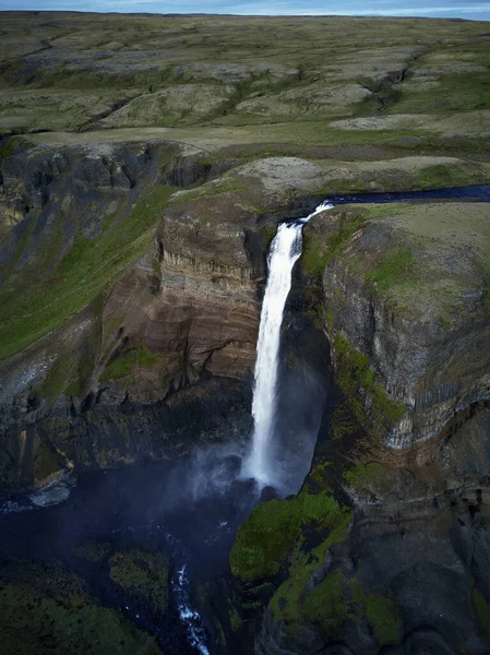 아이슬란드의 고원에 Haifoss 폭포수입니다 공중에서 광경이죠 협곡의 장관을 이루는 — 스톡 사진