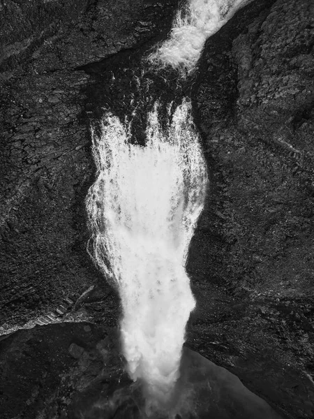 海佛斯瀑布在冰岛的高地,空中俯瞰.土地覆盖物峡谷瀑布的戏剧性景观 — 图库照片