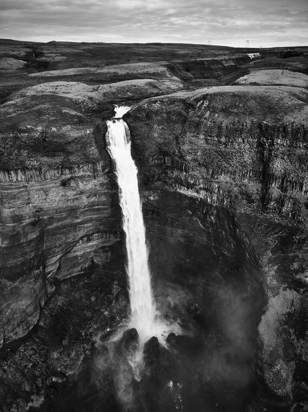 Haifoss καταρράκτη στα υψίπεδα της Ισλανδίας, Αεροφωτογραφία. Δραματικό τοπίο του καταρράκτη στο φαράγγι Landmannalaugar — Φωτογραφία Αρχείου