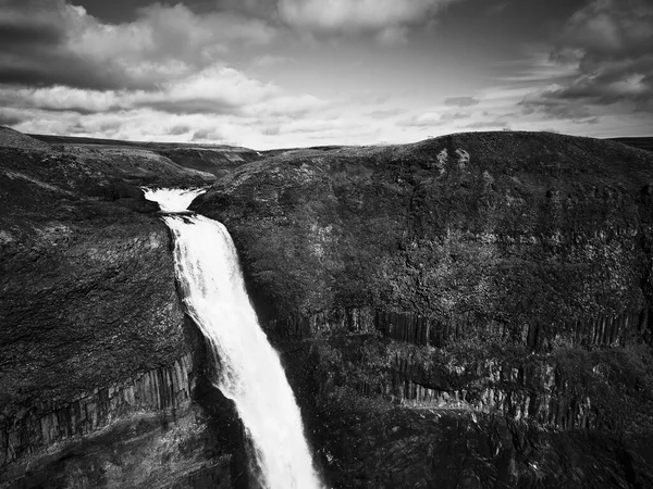 Haifoss cachoeira nas terras altas da Islândia, vista aérea. Paisagem dramática da cachoeira no desfiladeiro Landmannalaugar — Fotografia de Stock