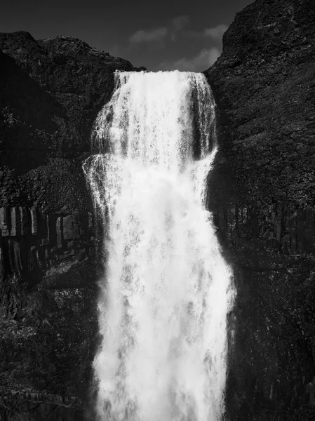 Cascata di Haifoss negli altopiani dell'Islanda, Veduta aerea. Paesaggio drammatico di cascata nel canyon Landmannalaugar — Foto Stock