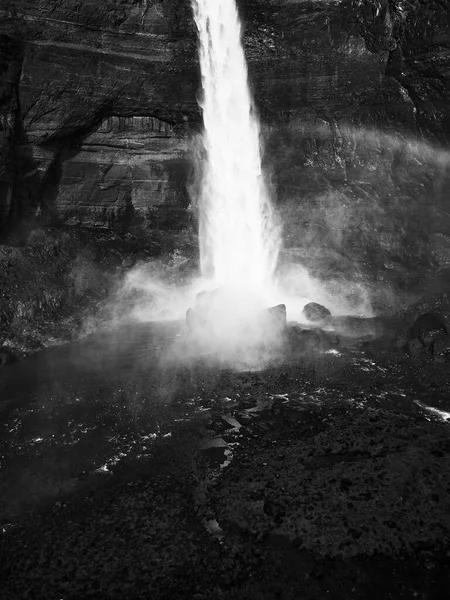 Haifoss καταρράκτη στα υψίπεδα της Ισλανδίας, Αεροφωτογραφία. Δραματικό τοπίο του καταρράκτη στο φαράγγι Landmannalaugar — Φωτογραφία Αρχείου