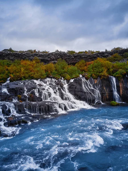 难以置信的美丽Hraunfossar瀑布 拉瓦瀑布Lava Waterfalls 从冰岛赫维塔河峡谷的熔岩场流下的瀑布 冰岛的清洁水 — 图库照片